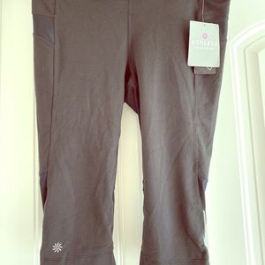 Athleta women’s Size L running capris NWT